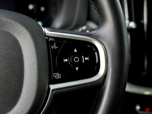 Used 2025 Volvo XC60 B5 Plus image 15