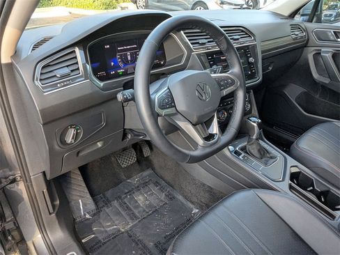 Used 2024 Volkswagen Tiguan SE image 13