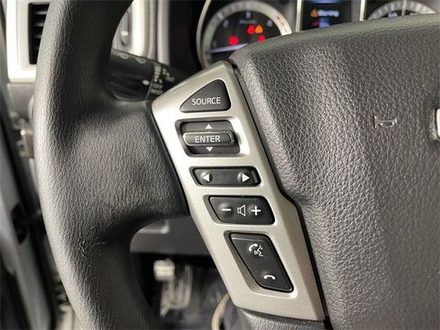 Used 2018 Nissan Titan SV image 10