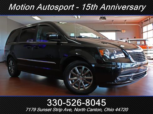 Used 2015 Chrysler Town & Country S w/ Driver Convenience Group FWD image 2