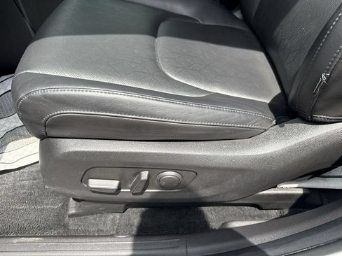 Used 2022 Kia Carnival LX FWD image 23