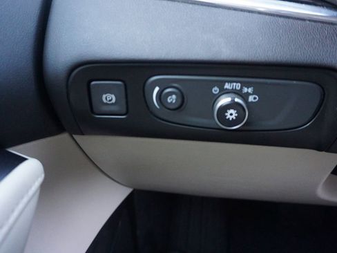 Used 2018 Buick Enclave Essence FWD image 4