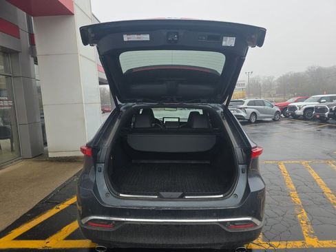 Used 2024 Toyota Venza Limited image 5