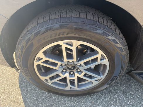 Used 2025 Ford Expedition Active image 11