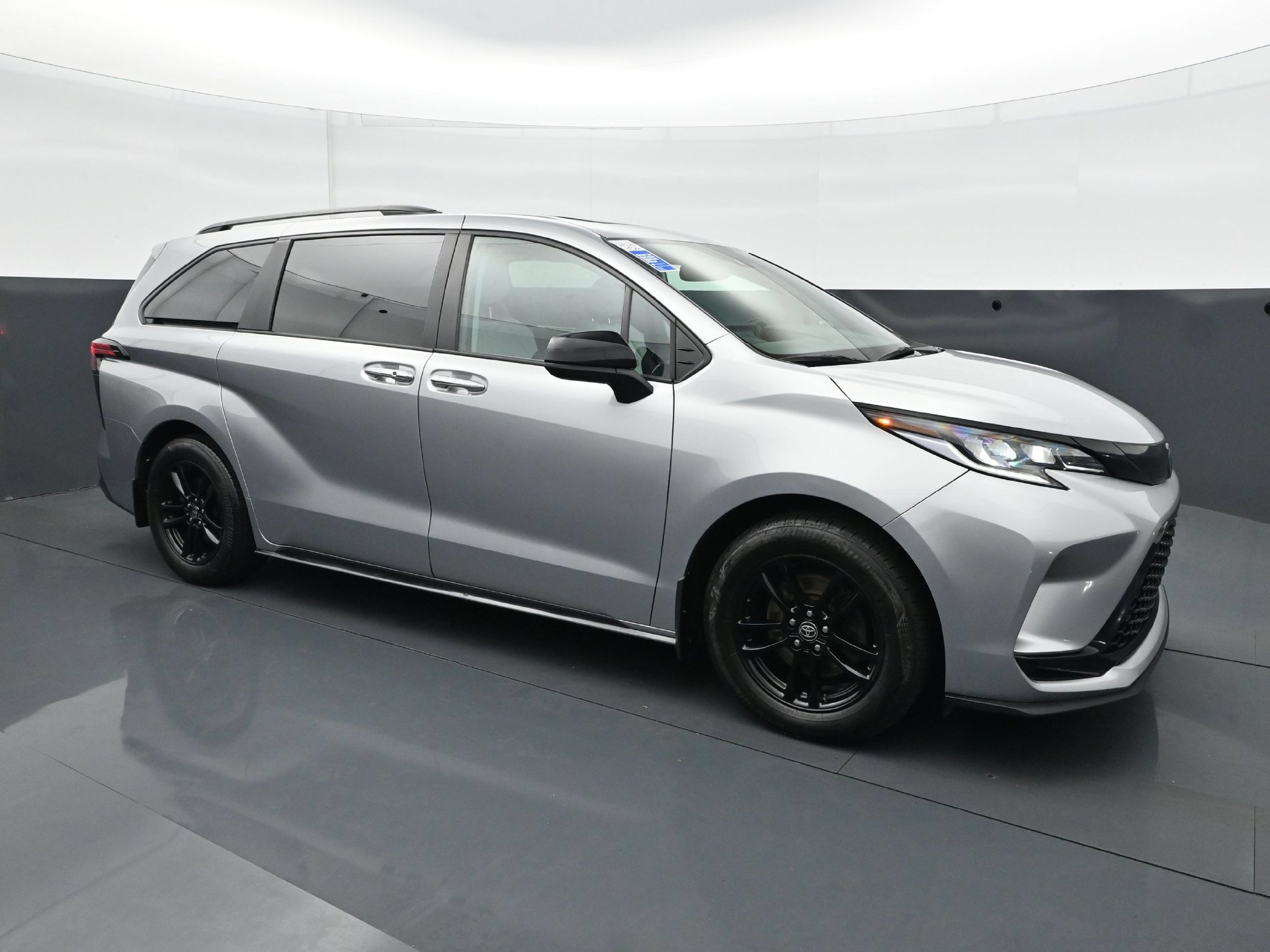 Used 2025 Toyota Sienna XSE AWD/4WD image 9
