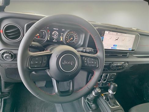 Used 2024 Jeep Wrangler Unlimited Rubicon image 29