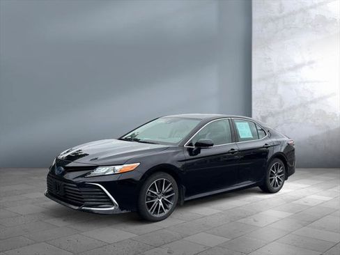 Certified 2022 Toyota Camry XLE w/ Cold Weather Package FWD image 1