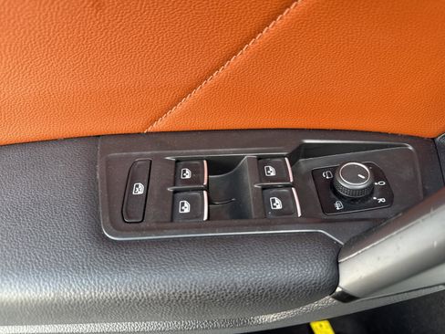 Used 2019 Volkswagen Tiguan SEL Premium image 38