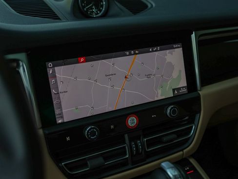 Certified 2024 Porsche Macan AWD/4WD image 21