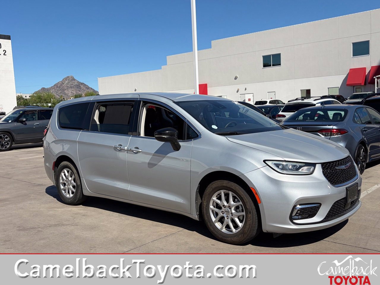 Used 2024 Chrysler Pacifica Touring-L FWD image 1