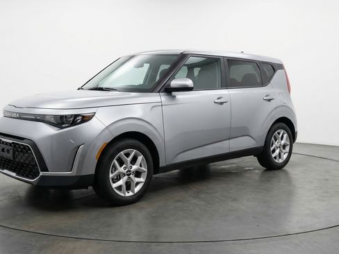 Used 2025 Kia Soul LX w/ LX Technology Package FWD image 3