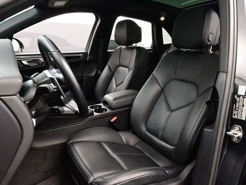 Certified 2020 Porsche Macan image 5