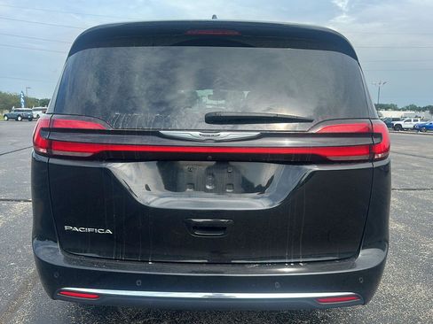 Used 2024 Chrysler Pacifica Touring-L FWD image 6