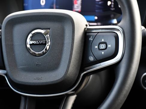 Certified 2025 Volvo XC40 B5 Core image 21