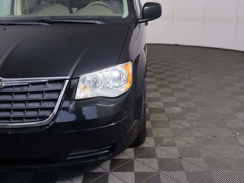 Used 2008 Chrysler Town & Country LX image 11