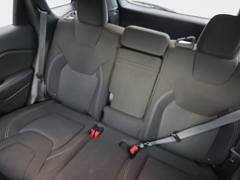 Used 2019 Jeep Cherokee Latitude w/ Cold Weather Group AWD/4WD image 19