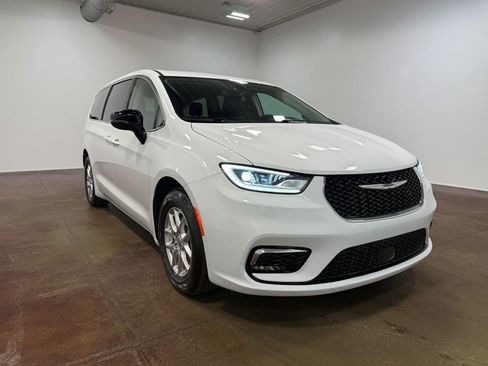 Used 2024 Chrysler Pacifica Touring-L image 30