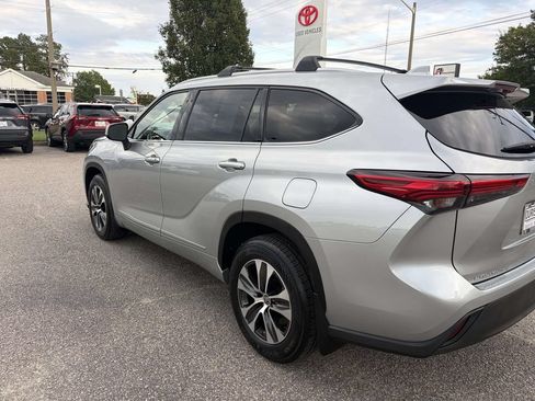 Used 2022 Toyota Highlander XLE AWD/4WD image 5