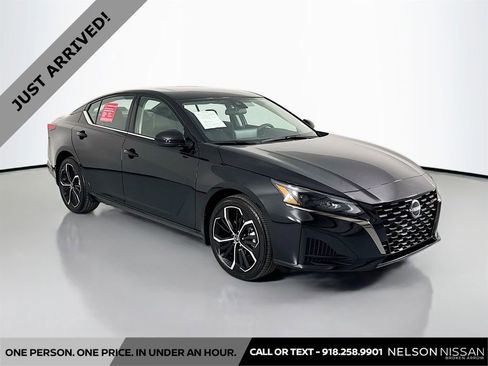 Certified 2025 Nissan Altima 2.5 SR w/ SR Premium Package image 3