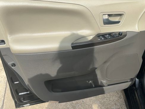 Used 2020 Toyota Sienna XLE w/ XLE Navigation Package image 20