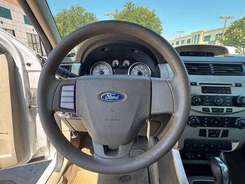 Used 2011 Ford Focus SE FWD image 7