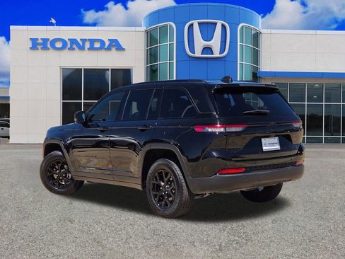 Used 2025 Jeep Grand Cherokee Altitude AWD/4WD image 5
