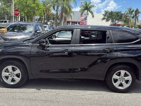 Used 2023 Toyota Highlander L FWD image 4