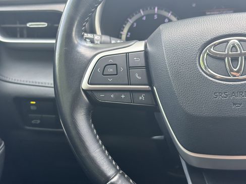 Used 2022 Toyota Highlander XLE FWD image 18