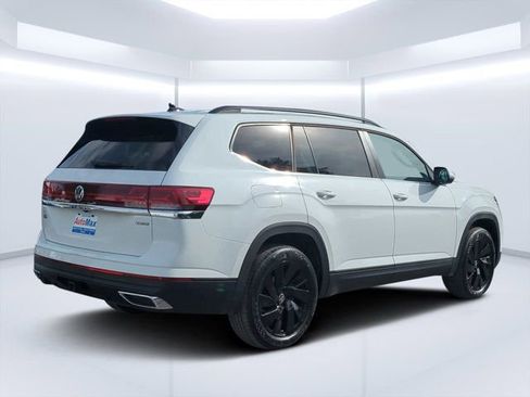 Used 2025 Volkswagen Atlas SE AWD/4WD image 3