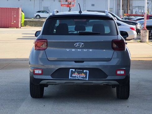 Used 2023 Hyundai Venue Limited FWD image 5