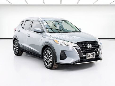 Used 2021 Nissan Kicks SV FWD image 3