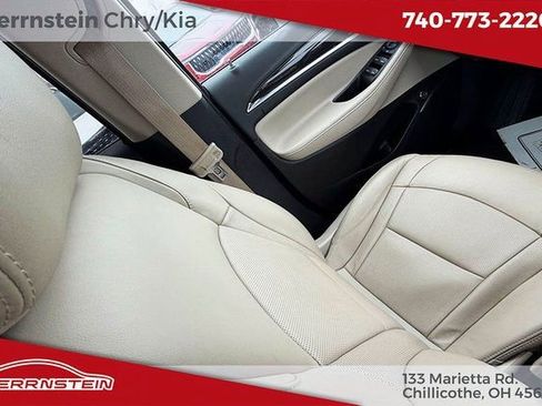 Used 2021 Buick Enclave Essence image 10