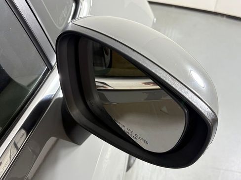 Used 2023 Chrysler Pacifica Touring-L FWD image 13