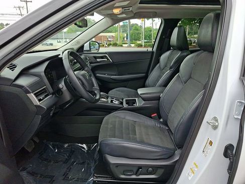 Used 2023 Mitsubishi Outlander SE FWD image 16