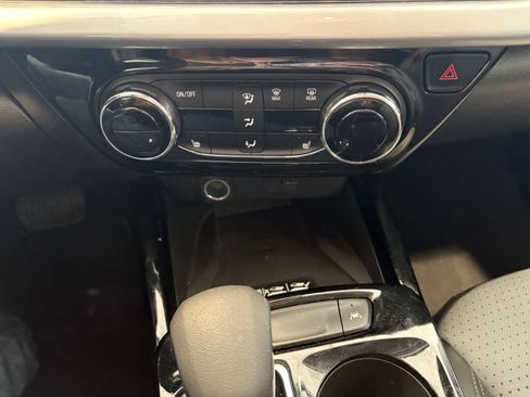 Used 2025 Chevrolet Trax LT w/ Sunroof Package image 17