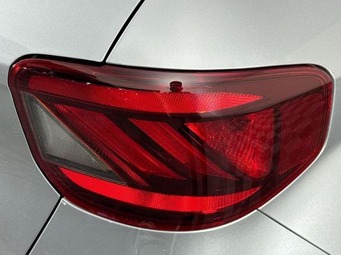 Used 2024 Hyundai Venue SEL FWD image 32