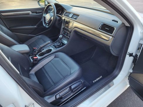 Used 2018 Volkswagen Passat 2.0T SE FWD image 18