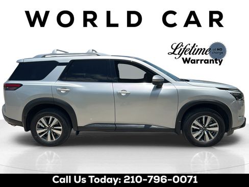 Used 2025 Nissan Pathfinder SL FWD image 2