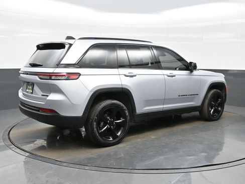 Used 2023 Jeep Grand Cherokee Limited w/ Black Appearance Package image 6