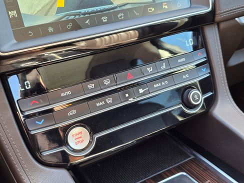 Used 2019 Jaguar F-PACE Portfolio image 31
