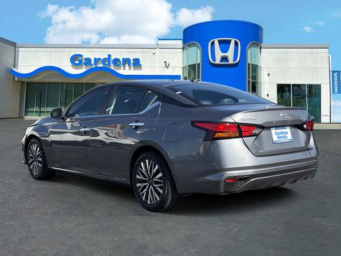 Used 2024 Nissan Altima 2.5 SV FWD image 4