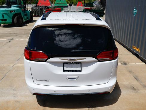 Used 2019 Chrysler Pacifica Touring-L FWD image 8