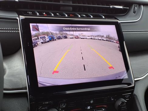 Used 2025 Jeep Grand Cherokee Limited image 24