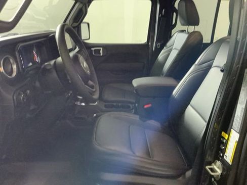 Used 2025 Jeep Gladiator Sport AWD/4WD image 14