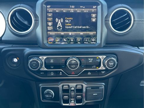 Used 2021 Jeep Gladiator Overland w/ Popular Equipment Package AWD/4WD image 29