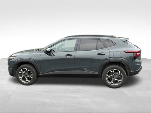 Used 2025 Chevrolet Trax LT w/ LT Convenience Package FWD image 6