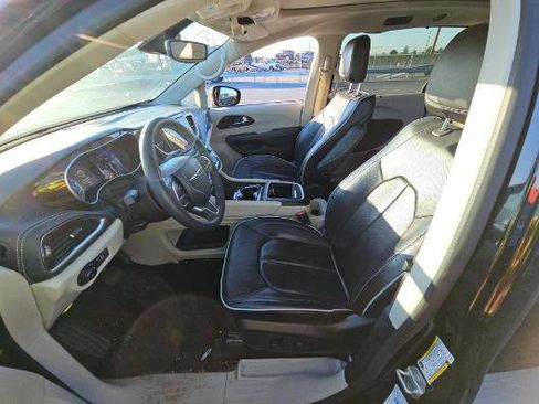 Used 2023 Chrysler Pacifica Limited image 10