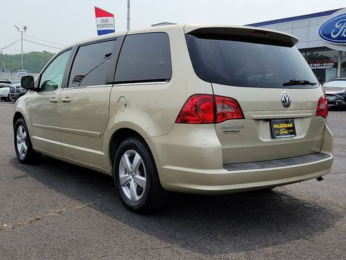 Used 2010 Volkswagen Routan SE FWD image 5