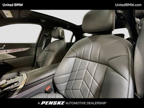 Used 2023 BMW i7 xDrive60 AWD/4WD image 5