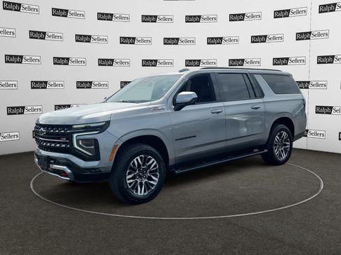 Used 2025 Chevrolet Suburban Z71 AWD/4WD image 2